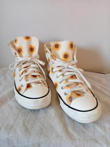 All Stars met zonnebloenprint beschikbaar voor biedingen