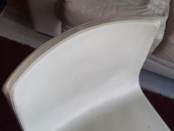 2 stuks  Leder lederen eetkamerstoelen  beschikbaar voor biedingen