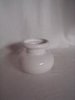 Vintage wit aardewerken vaasje jaren 70, Gebruikt, Wit, Aardewerk of Porselein, Ophalen of Verzenden