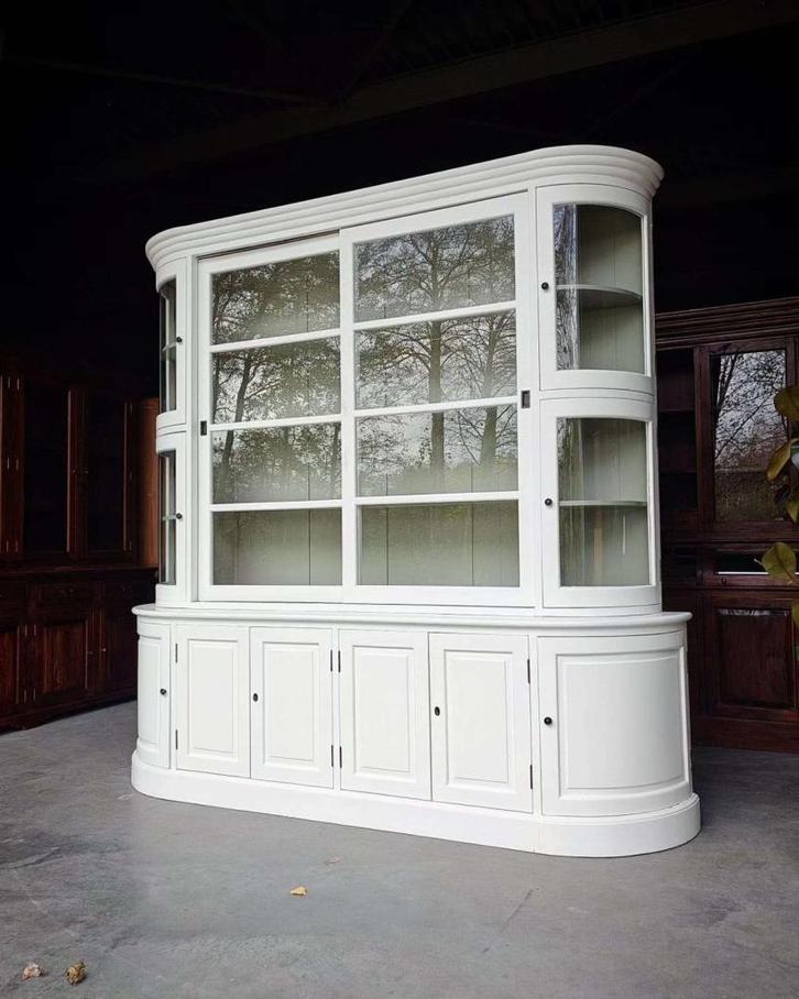 Unieke winkelvitrine organisch | Witte Buffetkast rond #2395, Huis en Inrichting, Kasten | Vitrinekasten, Gebruikt, 200 cm of meer