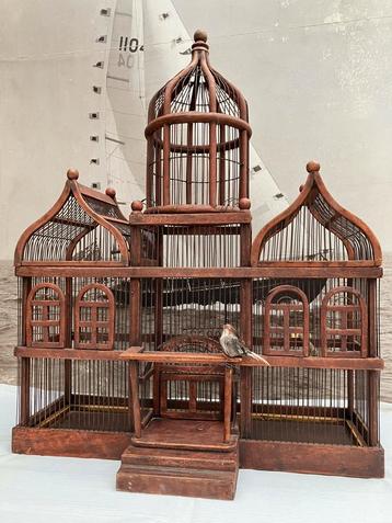 Antieke grote vogelkooi 90/70cm in hout en metaal beschikbaar voor biedingen