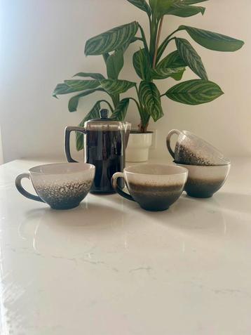 4 grote theekopjes en vintage theekan. Seventies look beschikbaar voor biedingen