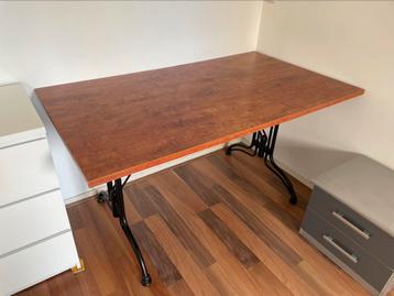 Wooden desk (140*80*74cm) beschikbaar voor biedingen