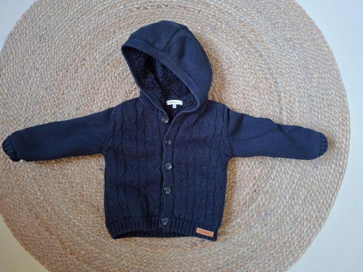 Donkerblauw dik vest met capuchon - merk Noppies - mt 74, Kinderen en Baby's, Babykleding | Maat 74, Zo goed als nieuw, Jongetje