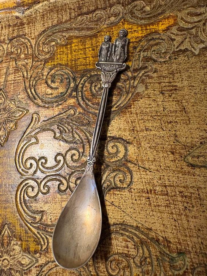 Verzilverd lepeltje “Toradjameisjes” ca. 1900–1930, Antiek en Kunst, Antiek | Bestek, Ophalen of Verzenden