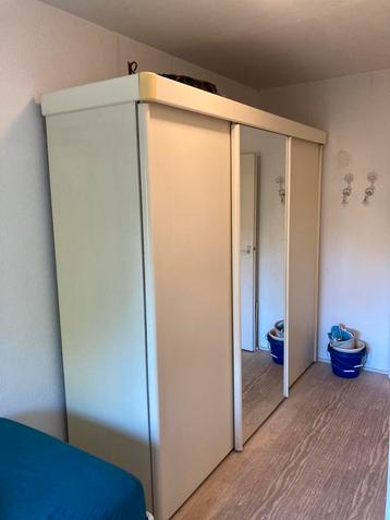 GROTE kledingkast hxbxd 218x250x68 cm beschikbaar voor biedingen