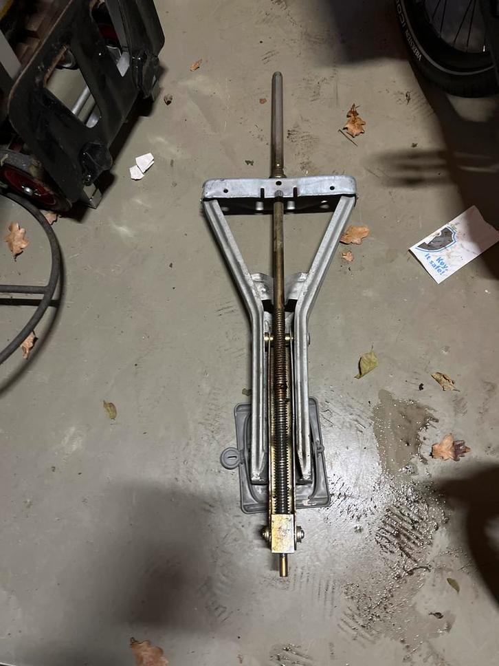 2 stuks Caravan Stabilisator / Uitdraaisteun, Auto diversen, Krikken, Gebruikt, Schaarkrik, Manueel, Ophalen