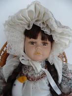 Lief porseleinen popje + stoeltje., Ophalen of Verzenden, Gebruikt, Pop