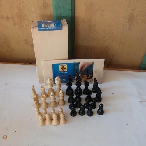 Schaakstukken schaakset hout Staunton Longfield in kistje, Hobby en Vrije tijd, Gezelschapsspellen | Bordspellen, Zo goed als nieuw