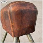 Oude turnbok met metalen poten, Ophalen