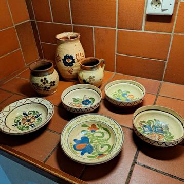 Vintage Aardewerk Kommen en Borden Set beschikbaar voor biedingen
