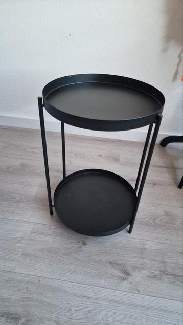 Zwart metalen bijzettafel beschikbaar voor biedingen
