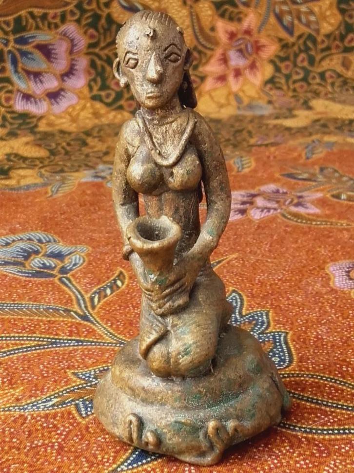 Antiek brons beeldje uit India van vrouw met beker 9,2 cm., Antiek en Kunst, Kunst | Niet-Westerse kunst, Ophalen of Verzenden
