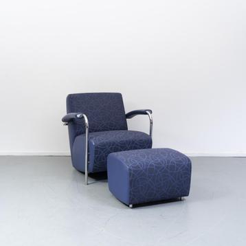 1x Leolux Scylla fauteuil blauw rondjes motief + hocker beschikbaar voor biedingen