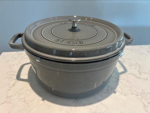 Staub La Cocotte 30 cm Graphite in nieuwstaat, Huis en Inrichting, Keuken | Potten en Pannen, Zo goed als nieuw, Koekenpan of Braadpan