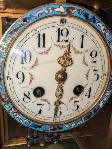 Antieke Franse glas pendule cloisonne 28 cm hoog. €450 beschikbaar voor biedingen