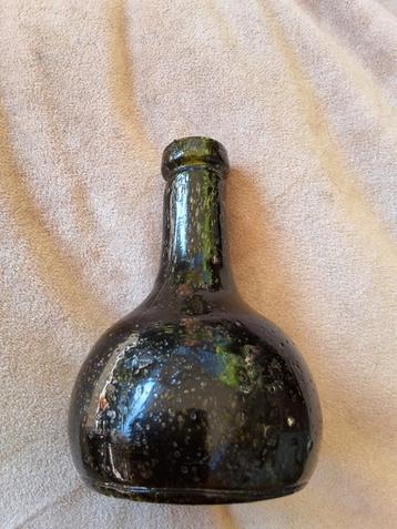 Antiek oud groen flesje onion bottles  bodemvondst glas beschikbaar voor biedingen