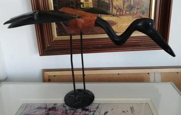 Kraanvogel met gespreide vleugels. Metaal/hout. 28 cm. 