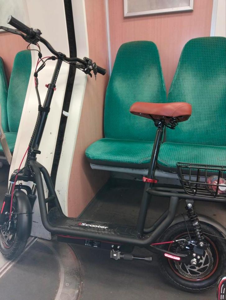 Step met zadel mandje en gashendel mag weg voor 200€ KOOPJE!, Fietsen en Brommers, Steps, Zo goed als nieuw, Gewone step, Ophalen of Verzenden