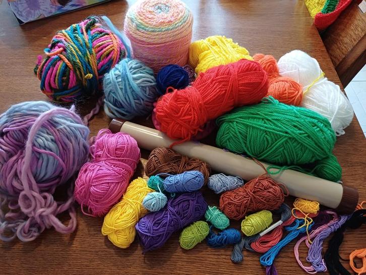 Uitgebreid breipakket – breinaalden + wol + rond breiraam, Hobby en Vrije tijd, Breien en Haken, Gebruikt, Breien, Wol of Garen