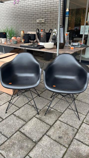 2 kunststof stoelen zwart beschikbaar voor biedingen