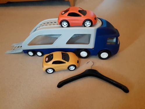 Little tikes vrachtwagen met twee sportautos speelgoed, Kinderen en Baby's, Speelgoed | Speelgoedvoertuigen, Gebruikt, Ophalen