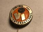 Metalen VI VOETBAL INTERNATIONAL Speld (Oranje/Zwart)., Verzenden, Zo goed als nieuw, Sport, Speldje of Pin
