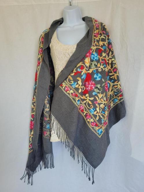 Prachtige grote grijze sjaal met prachtig stiksel 65x190, Kleding | Dames, Mutsen, Sjaals en Handschoenen, Zo goed als nieuw, Sjaal