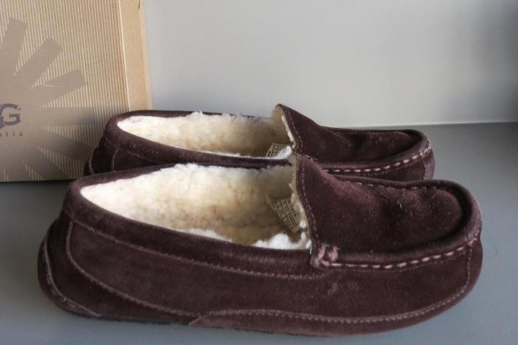 UGG - donkerbruine suède pantoffels - maat 33, Kinderen en Baby's, Kinderkleding | Schoenen en Sokken, Zo goed als nieuw, Overige typen