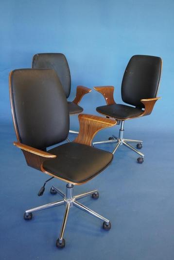 Bureau stoelen, drie stuks, hebben wat liefde nodig beschikbaar voor biedingen