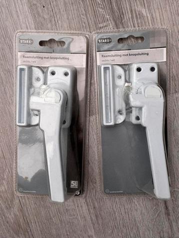 2x Raamsluiting (rechts) met knopsluiting wit beschikbaar voor biedingen
