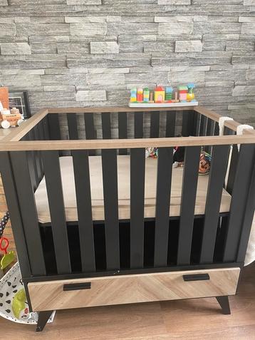 Interbaby Lancaster box zwart met visgraat lade beschikbaar voor biedingen