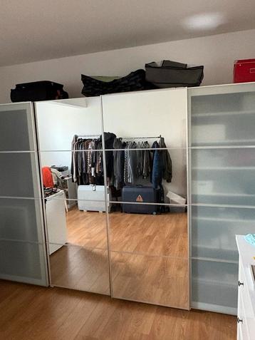 Grote kledingkast met schuifdeuren beschikbaar voor biedingen