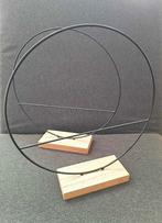 Twee grote nieuwe decoratieve metalen ringen op voet., Ophalen, Nieuw, Materiaal