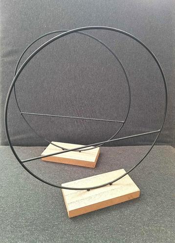 Twee grote nieuwe decoratieve metalen ringen op voet. beschikbaar voor biedingen