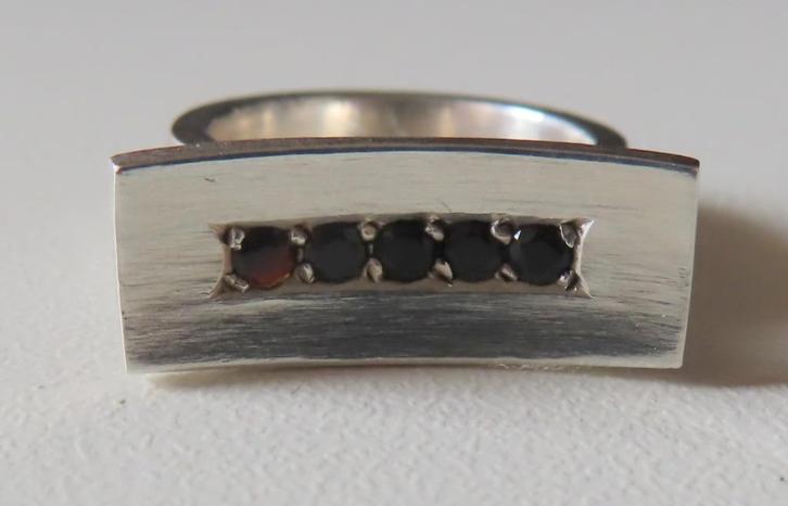 Koopje! Modernistische zilveren ring (no 34) met 5 , incl ve, Sieraden, Tassen en Uiterlijk, Ringen, Zo goed als nieuw, Dame, 17 tot 18