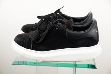 Alexander McQueen Zwart Suède Sneakers beschikbaar voor biedingen