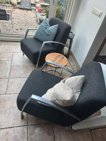 2 comfortabele fauteuils met metalen armleuningen – set beschikbaar voor biedingen