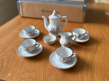 Vintage kinder/ poppen theeservies beschikbaar voor biedingen