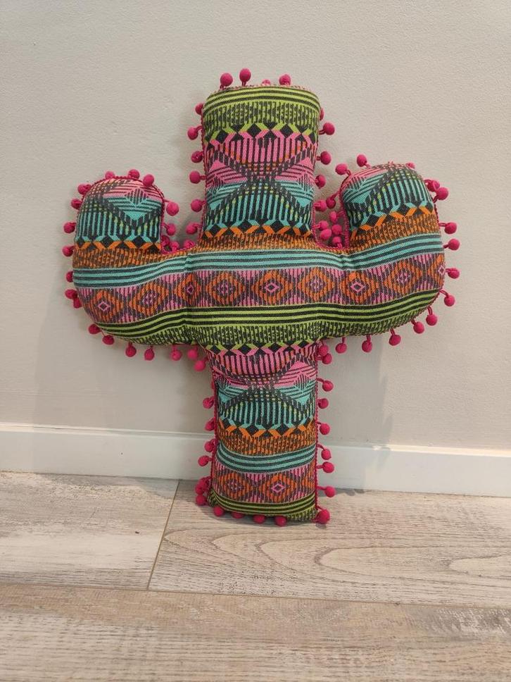 Vrolijk boho cactus kussen – Met bolletjes!, Huis en Inrichting, Woonaccessoires | Kussens, Gebruikt, Overige kleuren, Overige vormen