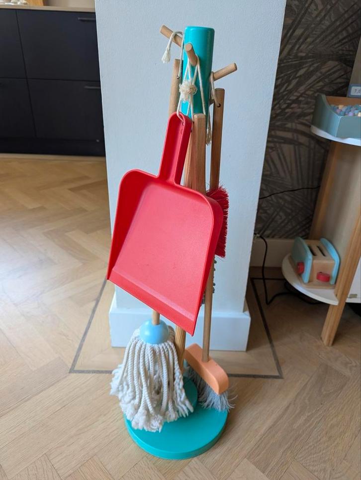 Speelgoed schoonmaak set: dweil, bezem, stoffer en vlik, Kinderen en Baby's, Speelgoed | Houten speelgoed, Zo goed als nieuw, Meubelstuk of Keukentje