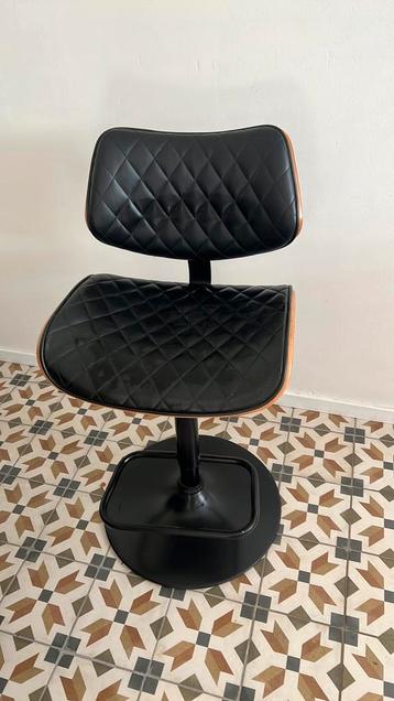 Barkruk in zwart kust leer en hout fineer beschikbaar voor biedingen