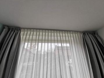Mooie grijze gordijnen en witte in-betweens beschikbaar voor biedingen