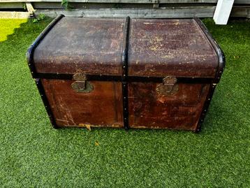 Vintage hutkoffer beschikbaar voor biedingen