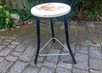 Oude vintage metalen kruk  beschikbaar voor biedingen
