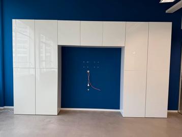 Maatwerk Kast met legplanken van 4 meter x 2,5 beschikbaar voor biedingen