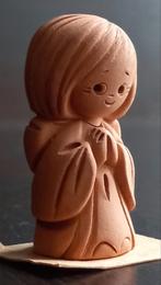 De schattige beschermengel van klei 4.5 cm hoog, Antiek en Kunst, Kunst | Beelden en Houtsnijwerken, Ophalen of Verzenden