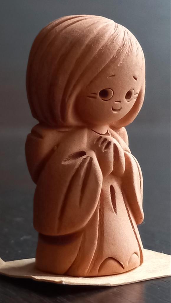 De schattige beschermengel van klei 4.5 cm hoog, Antiek en Kunst, Kunst | Beelden en Houtsnijwerken, Ophalen of Verzenden