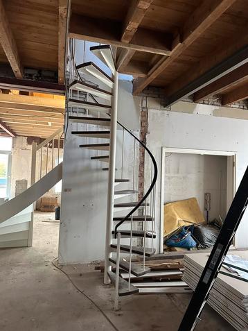 Wenteltrap 345cm beschikbaar voor biedingen