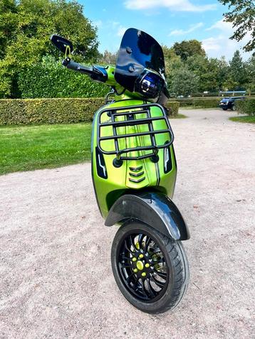 VESPA SPRINT CANDY GREEN 🟢 - CARBON FULL OPTION❗️50cc beschikbaar voor biedingen